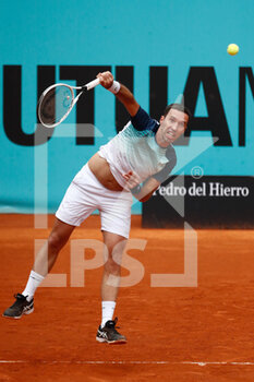 2021-05-01 - Mikhail Kukushkin of Kazakhstan in action during his Men's Singles Qualifying match against Pablo Andujar of Spain on the Mutua Madrid Open 2021, Masters 1000 tennis tournament on May 1, 2021 at La Caja Magica in Madrid, Spain - Photo Oscar J Barroso / Spain DPPI / DPPI - MUTUA MADRID OPEN 2021, MASTERS 1000 TENNIS TOURNAMENT - INTERNATIONALS - TENNIS