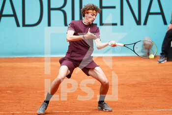 2021-05-03 - Ugo Humbert of France during his Men's Singles match, round of 64, against Aslan Karatsev of Russia on the Mutua Madrid Open 2021, Masters 1000 tennis tournament on May 3, 2021 at La Caja Magica in Madrid, Spain - Photo Oscar J Barroso / Spain DPPI / DPPI - MUTUA MADRID OPEN 2021, MASTERS 1000 TENNIS TOURNAMENT - INTERNATIONALS - TENNIS