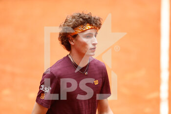2021-05-03 - Ugo Humbert of France during his Men's Singles match, round of 64, against Aslan Karatsev of Russia on the Mutua Madrid Open 2021, Masters 1000 tennis tournament on May 3, 2021 at La Caja Magica in Madrid, Spain - Photo Oscar J Barroso / Spain DPPI / DPPI - MUTUA MADRID OPEN 2021, MASTERS 1000 TENNIS TOURNAMENT - INTERNATIONALS - TENNIS
