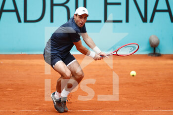 2021-05-03 - Aslan Karatsev of Russia in action during his Men's Singles match, round of 64, against Ugo Humbert of France on the Mutua Madrid Open 2021, Masters 1000 tennis tournament on May 3, 2021 at La Caja Magica in Madrid, Spain - Photo Oscar J Barroso / Spain DPPI / DPPI - MUTUA MADRID OPEN 2021, MASTERS 1000 TENNIS TOURNAMENT - INTERNATIONALS - TENNIS