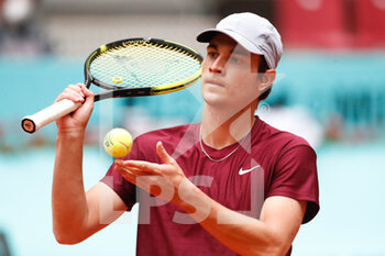 2021-05-03 - Miomir Kecmanovic of Serbia in action during his Men's Singles match, round of 64, against John Isner of United States on the Mutua Madrid Open 2021, Masters 1000 tennis tournament on May 3, 2021 at La Caja Magica in Madrid, Spain - Photo Oscar J Barroso / Spain DPPI / DPPI - MUTUA MADRID OPEN 2021, MASTERS 1000 TENNIS TOURNAMENT - INTERNATIONALS - TENNIS