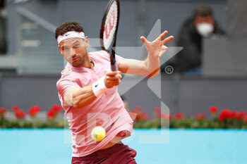 2021-05-03 - Grigor Dimitrov of Bulgaria in action during his Men's Singles match, round of 64, against Lloyd Harris of South Africa on the Mutua Madrid Open 2021, Masters 1000 tennis tournament on May 3, 2021 at La Caja Magica in Madrid, Spain - Photo Oscar J Barroso / Spain DPPI / DPPI - MUTUA MADRID OPEN 2021, MASTERS 1000 TENNIS TOURNAMENT - INTERNATIONALS - TENNIS