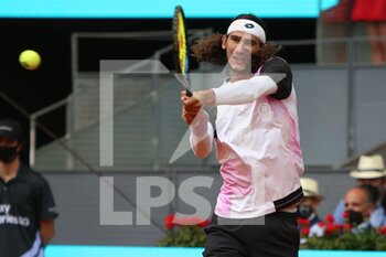 2021-05-03 - Lloyd Harris of South Africa in action during his Men's Singles match, round of 64, against Grigor Dimitrov of Bulgaria on the Mutua Madrid Open 2021, Masters 1000 tennis tournament on May 3, 2021 at La Caja Magica in Madrid, Spain - Photo Laurent Lairys / DPPI - MUTUA MADRID OPEN 2021, MASTERS 1000 TENNIS TOURNAMENT - INTERNATIONALS - TENNIS