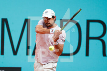 2021-05-04 - Guido Pella of Argentina in action during his Men's Singles match, round of 64, against Jannik Sinner of Italy on the Mutua Madrid Open 2021, Masters 1000 tennis tournament on May 4, 2021 at La Caja Magica in Madrid, Spain - Photo Oscar J Barroso / Spain DPPI / DPPI - MUTUA MADRID OPEN 2021, MASTERS 1000 TENNIS TOURNAMENT - INTERNATIONALS - TENNIS