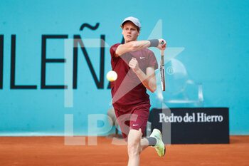 2021-05-04 - Jannik Sinner of Italy in action during his Men's Singles match, round of 64, against Guido Pella of Argentina on the Mutua Madrid Open 2021, Masters 1000 tennis tournament on May 4, 2021 at La Caja Magica in Madrid, Spain - Photo Oscar J Barroso / Spain DPPI / DPPI - MUTUA MADRID OPEN 2021, MASTERS 1000 TENNIS TOURNAMENT - INTERNATIONALS - TENNIS
