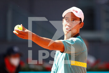 2021-05-04 - Kei Nishikori of Japan in action during his Men's Singles match, round of 64, against Karen Khachanov of Russia on the Mutua Madrid Open 2021, Masters 1000 tennis tournament on May 4, 2021 at La Caja Magica in Madrid, Spain - Photo Oscar J Barroso / Spain DPPI / DPPI - MUTUA MADRID OPEN 2021, MASTERS 1000 TENNIS TOURNAMENT - INTERNATIONALS - TENNIS