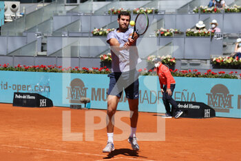 2021-05-04 - Karen Khachanov of Russia in action during his Men's Singles match, round of 64, against Kei Nishikori of Japan on the Mutua Madrid Open 2021, Masters 1000 tennis tournament on May 4, 2021 at La Caja Magica in Madrid, Spain - Photo Oscar J Barroso / Spain DPPI / DPPI - MUTUA MADRID OPEN 2021, MASTERS 1000 TENNIS TOURNAMENT - INTERNATIONALS - TENNIS