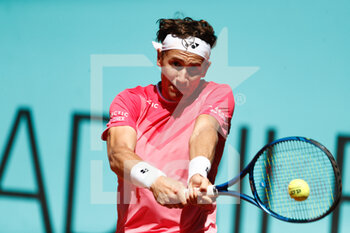 2021-05-04 - Casper Ruud of Norway in action during his Men's Singles match, round of 64, against Felix Auger-Aliassime of Canada on the Mutua Madrid Open 2021, Masters 1000 tennis tournament on May 4, 2021 at La Caja Magica in Madrid, Spain - Photo Oscar J Barroso / Spain DPPI / DPPI - MUTUA MADRID OPEN 2021, MASTERS 1000 TENNIS TOURNAMENT - INTERNATIONALS - TENNIS