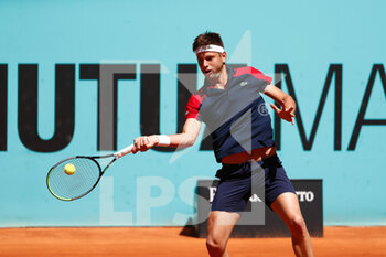 2021-05-04 - Filip Krajinovic of Serbia in action during his Men's Singles match, round of 64, against Yoshihito Nishioka of Japan on the Mutua Madrid Open 2021, Masters 1000 tennis tournament on May 4, 2021 at La Caja Magica in Madrid, Spain - Photo Oscar J Barroso / Spain DPPI / DPPI - MUTUA MADRID OPEN 2021, MASTERS 1000 TENNIS TOURNAMENT - INTERNATIONALS - TENNIS