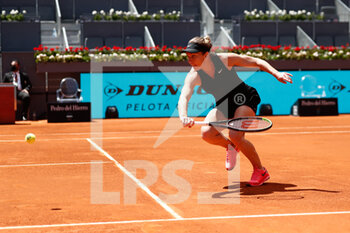 2021-05-04 - Simona Halep of Romania in action during her Women's Singles match, round of 16, against Elise Mertens of Belgium on the Mutua Madrid Open 2021, Masters 1000 tennis tournament on May 4, 2021 at La Caja Magica in Madrid, Spain - Photo Oscar J Barroso / Spain DPPI / DPPI - MUTUA MADRID OPEN 2021, MASTERS 1000 TENNIS TOURNAMENT - INTERNATIONALS - TENNIS