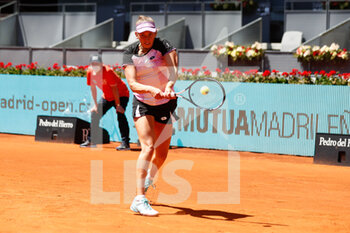 2021-05-04 - Elise Mertens of Belgium in action during her Women's Singles match, round of 16, against Simona Halep of Romania on the Mutua Madrid Open 2021, Masters 1000 tennis tournament on May 4, 2021 at La Caja Magica in Madrid, Spain - Photo Oscar J Barroso / Spain DPPI / DPPI - MUTUA MADRID OPEN 2021, MASTERS 1000 TENNIS TOURNAMENT - INTERNATIONALS - TENNIS