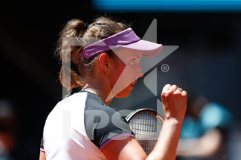 2021-05-04 - Elise Mertens of Belgium in action during her Women's Singles match, round of 16, against Simona Halep of Romania on the Mutua Madrid Open 2021, Masters 1000 tennis tournament on May 4, 2021 at La Caja Magica in Madrid, Spain - Photo Oscar J Barroso / Spain DPPI / DPPI - MUTUA MADRID OPEN 2021, MASTERS 1000 TENNIS TOURNAMENT - INTERNATIONALS - TENNIS