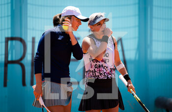 2021-05-04 - Iga Swiatek of Poland and Bethanie Mattek-Sands of the United States playing doubles at the Mutua Madrid Open 2021, Masters 1000 tennis tournament on May 4, 2021 at La Caja Magica in Madrid, Spain - Photo Rob Prange / Spain DPPI / DPPI - MUTUA MADRID OPEN 2021, MASTERS 1000 TENNIS TOURNAMENT - INTERNATIONALS - TENNIS