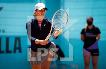 2021-05-04 - Iga Swiatek of Poland playing doubles at the Mutua Madrid Open 2021, Masters 1000 tennis tournament on May 4, 2021 at La Caja Magica in Madrid, Spain - Photo Rob Prange / Spain DPPI / DPPI - MUTUA MADRID OPEN 2021, MASTERS 1000 TENNIS TOURNAMENT - INTERNATIONALS - TENNIS