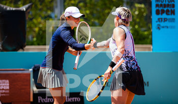 2021-05-04 - Iga Swiatek of Poland and Bethanie Mattek-Sands of the United States playing doubles at the Mutua Madrid Open 2021, Masters 1000 tennis tournament on May 4, 2021 at La Caja Magica in Madrid, Spain - Photo Rob Prange / Spain DPPI / DPPI - MUTUA MADRID OPEN 2021, MASTERS 1000 TENNIS TOURNAMENT - INTERNATIONALS - TENNIS