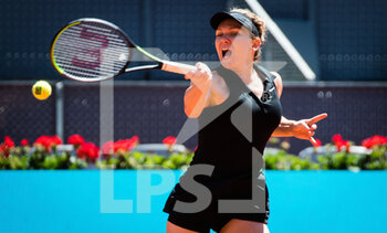 2021-05-04 - Simona Halep of Romania in action during the third round of the Mutua Madrid Open 2021, Masters 1000 tennis tournament on May 4, 2021 at La Caja Magica in Madrid, Spain - Photo Rob Prange / Spain DPPI / DPPI - MUTUA MADRID OPEN 2021, MASTERS 1000 TENNIS TOURNAMENT - INTERNATIONALS - TENNIS