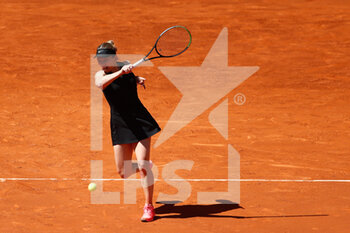 2021-05-04 - Simona Halep of Romania in action during her Women's Singles match, round of 16, against Elise Mertens of Belgium on the Mutua Madrid Open 2021, Masters 1000 tennis tournament on May 4, 2021 at La Caja Magica in Madrid, Spain - Photo Oscar J Barroso / Spain DPPI / DPPI - MUTUA MADRID OPEN 2021, MASTERS 1000 TENNIS TOURNAMENT - INTERNATIONALS - TENNIS
