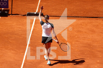 2021-05-04 - Elise Mertens of Belgium celebrates after winning her Women's Singles match, round of 16, against Simona Halep of Romania on the Mutua Madrid Open 2021, Masters 1000 tennis tournament on May 4, 2021 at La Caja Magica in Madrid, Spain - Photo Oscar J Barroso / Spain DPPI / DPPI - MUTUA MADRID OPEN 2021, MASTERS 1000 TENNIS TOURNAMENT - INTERNATIONALS - TENNIS
