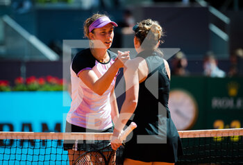 2021-05-04 - Elise Mertens of Belgium and Simona Halep of Romania during the third round of the Mutua Madrid Open 2021, Masters 1000 tennis tournament on May 4, 2021 at La Caja Magica in Madrid, Spain - Photo Rob Prange / Spain DPPI / DPPI - MUTUA MADRID OPEN 2021, MASTERS 1000 TENNIS TOURNAMENT - INTERNATIONALS - TENNIS