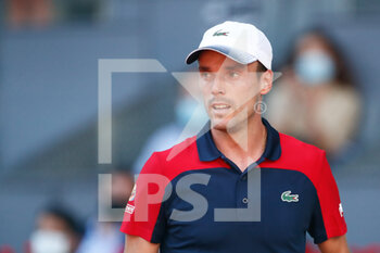 2021-05-04 - Roberto Bautista Agut of Spain in action during his Men's Singles match, round of 64, against Marco Cecchinato of Italy on the Mutua Madrid Open 2021, Masters 1000 tennis tournament on May 4, 2021 at La Caja Magica in Madrid, Spain - Photo Oscar J Barroso / Spain DPPI / DPPI - MUTUA MADRID OPEN 2021, MASTERS 1000 TENNIS TOURNAMENT - INTERNATIONALS - TENNIS