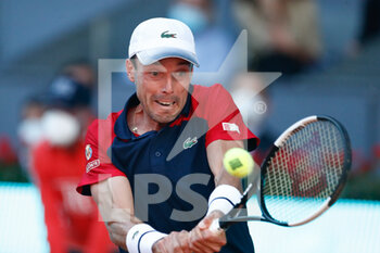 2021-05-04 - Roberto Bautista Agut of Spain in action during his Men's Singles match, round of 64, against Marco Cecchinato of Italy on the Mutua Madrid Open 2021, Masters 1000 tennis tournament on May 4, 2021 at La Caja Magica in Madrid, Spain - Photo Oscar J Barroso / Spain DPPI / DPPI - MUTUA MADRID OPEN 2021, MASTERS 1000 TENNIS TOURNAMENT - INTERNATIONALS - TENNIS