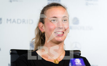 2021-05-04 - Elise Mertens of Belgium talks to the media after winning her third-round match at the Mutua Madrid Open 2021, Masters 1000 tennis tournament on May 4, 2021 at La Caja Magica in Madrid, Spain - Photo Rob Prange / Spain DPPI / DPPI - MUTUA MADRID OPEN 2021, MASTERS 1000 TENNIS TOURNAMENT - INTERNATIONALS - TENNIS