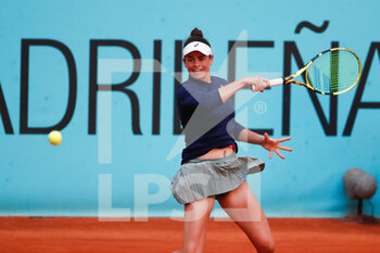 2021-05-04 - Jennifer Brady of United States in action during her Women's Singles match, round of 16, against Anastasia Pavlyuchenkova of Russia on the Mutua Madrid Open 2021, Masters 1000 tennis tournament on May 4, 2021 at La Caja Magica in Madrid, Spain - Photo Oscar J Barroso / Spain DPPI / DPPI - MUTUA MADRID OPEN 2021, MASTERS 1000 TENNIS TOURNAMENT - INTERNATIONALS - TENNIS
