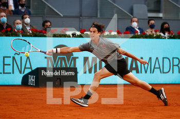 2021-05-04 - Dominic Thiem of Austria in action during his Men's Singles match, round of 32, against Marcos Giron of United States on the Mutua Madrid Open 2021, Masters 1000 tennis tournament on May 4, 2021 at La Caja Magica in Madrid, Spain - Photo Oscar J Barroso / Spain DPPI / DPPI - MUTUA MADRID OPEN 2021, MASTERS 1000 TENNIS TOURNAMENT - INTERNATIONALS - TENNIS