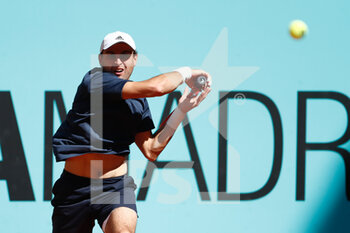 2021-05-05 - Alan Karatsev of Russia in action during his Men's Singles match, round of 32, against Diego Schwartzman of Argentina on the Mutua Madrid Open 2021, Masters 1000 tennis tournament on May 5, 2021 at La Caja Magica in Madrid, Spain - Photo Oscar J Barroso / Spain DPPI / DPPI - MUTUA MADRID OPEN 2021, MASTERS 1000 TENNIS TOURNAMENT - INTERNATIONALS - TENNIS