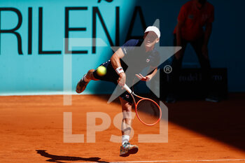2021-05-05 - Diego Schwartzman of Argentina in action during his Men's Singles match, round of 32, against Alan Karatsev of Russia on the Mutua Madrid Open 2021, Masters 1000 tennis tournament on May 5, 2021 at La Caja Magica in Madrid, Spain - Photo Oscar J Barroso / Spain DPPI / DPPI - MUTUA MADRID OPEN 2021, MASTERS 1000 TENNIS TOURNAMENT - INTERNATIONALS - TENNIS