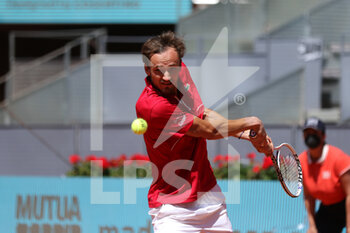 2021-05-05 - Daniil Medvedev of Russia in action during his Men's Singles match, round of 32, against Alejandro Davidovich Fokina of Spain on the Mutua Madrid Open 2021, Masters 1000 tennis tournament on May 5, 2021 at La Caja Magica in Madrid, Spain - Photo Oscar J Barroso / Spain DPPI / DPPI - MUTUA MADRID OPEN 2021, MASTERS 1000 TENNIS TOURNAMENT - INTERNATIONALS - TENNIS