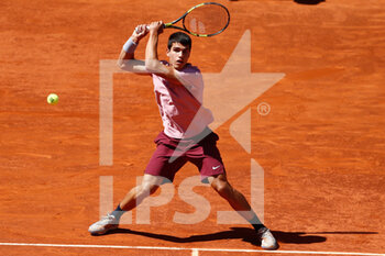2021-05-05 - Carlos Alcaraz of Spain in action during his Men's Singles match, round of 32, against Rafael Nadal of Spain on the Mutua Madrid Open 2021, Masters 1000 tennis tournament on May 5, 2021 at La Caja Magica in Madrid, Spain - Photo Oscar J Barroso / Spain DPPI / DPPI - MUTUA MADRID OPEN 2021, MASTERS 1000 TENNIS TOURNAMENT - INTERNATIONALS - TENNIS