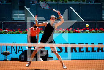 2021-05-05 - Petra Kvitova of the Czech Republic in action against Ashleigh Barty of Australia during the quarter-finals of the Mutua Madrid Open 2021, Masters 1000 tennis tournament on May 5, 2021 at La Caja Magica in Madrid, Spain - Photo Rob Prange / Spain DPPI / DPPI - MUTUA MADRID OPEN 2021, MASTERS 1000 TENNIS TOURNAMENT - INTERNATIONALS - TENNIS