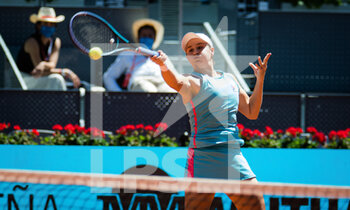 2021-05-05 - Ashleigh Barty of Australia in action against Petra Kvitova of the Czech Republic during the quarter-finals of the Mutua Madrid Open 2021, Masters 1000 tennis tournament on May 5, 2021 at La Caja Magica in Madrid, Spain - Photo Rob Prange / Spain DPPI / DPPI - MUTUA MADRID OPEN 2021, MASTERS 1000 TENNIS TOURNAMENT - INTERNATIONALS - TENNIS