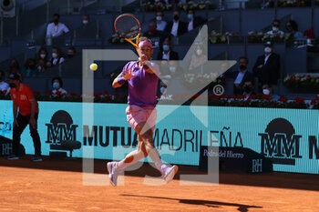 2021-05-05 - Rafael Nadal of Spain in action during his Men's Singles match, round of 32, against Carlos Alcaraz of Spain on the Mutua Madrid Open 2021, Masters 1000 tennis tournament on May 5, 2021 at La Caja Magica in Madrid, Spain - Photo Oscar J Barroso / Spain DPPI / DPPI - MUTUA MADRID OPEN 2021, MASTERS 1000 TENNIS TOURNAMENT - INTERNATIONALS - TENNIS