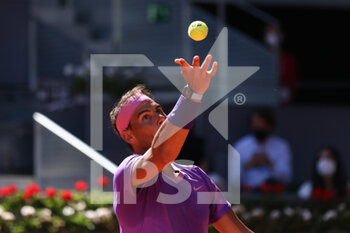 2021-05-05 - Rafael Nadal of Spain in action during his Men's Singles match, round of 32, against Carlos Alcaraz of Spain on the Mutua Madrid Open 2021, Masters 1000 tennis tournament on May 5, 2021 at La Caja Magica in Madrid, Spain - Photo Oscar J Barroso / Spain DPPI / DPPI - MUTUA MADRID OPEN 2021, MASTERS 1000 TENNIS TOURNAMENT - INTERNATIONALS - TENNIS