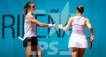 2021-05-05 - Shelby Rogers of the United States and Petra Martic of Croatia in action during the doubles quarter-final match at the Mutua Madrid Open 2021, Masters 1000 tennis tournament on May 5, 2021 at La Caja Magica in Madrid, Spain - Photo Rob Prange / Spain DPPI / DPPI - MUTUA MADRID OPEN 2021, MASTERS 1000 TENNIS TOURNAMENT - INTERNATIONALS - TENNIS