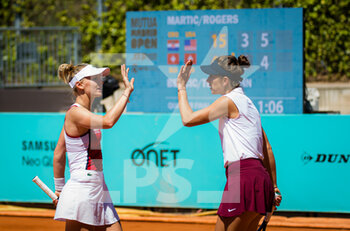 2021-05-05 - Jil Teichmann and Belinda Bencic of Switzerland in action during the doubles quarter-final match at the Mutua Madrid Open 2021, Masters 1000 tennis tournament on May 5, 2021 at La Caja Magica in Madrid, Spain - Photo Rob Prange / Spain DPPI / DPPI - MUTUA MADRID OPEN 2021, MASTERS 1000 TENNIS TOURNAMENT - INTERNATIONALS - TENNIS