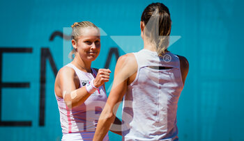 2021-05-05 - Shelby Rogers of the United States and Petra Martic of Croatia in action during the doubles quarter-final match at the Mutua Madrid Open 2021, Masters 1000 tennis tournament on May 5, 2021 at La Caja Magica in Madrid, Spain - Photo Rob Prange / Spain DPPI / DPPI - MUTUA MADRID OPEN 2021, MASTERS 1000 TENNIS TOURNAMENT - INTERNATIONALS - TENNIS
