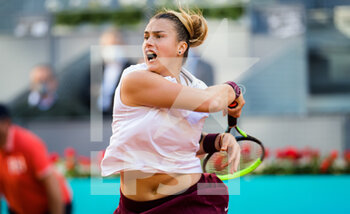 2021-05-05 - Aryna Sabalenka of Belarus in action against Elise Mertens of Belgium during the quarter-finals of the Mutua Madrid Open 2021, Masters 1000 tennis tournament on May 5, 2021 at La Caja Magica in Madrid, Spain - Photo Rob Prange / Spain DPPI / DPPI - MUTUA MADRID OPEN 2021, MASTERS 1000 TENNIS TOURNAMENT - INTERNATIONALS - TENNIS