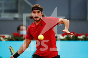 2021-05-05 - Stefanos Tsitsipas of Greece in action during his Men's Singles match, round of 32, against Benoit Paire of France on the Mutua Madrid Open 2021, Masters 1000 tennis tournament on May 5, 2021 at La Caja Magica in Madrid, Spain - Photo Oscar J Barroso / Spain DPPI / DPPI - MUTUA MADRID OPEN 2021, MASTERS 1000 TENNIS TOURNAMENT - INTERNATIONALS - TENNIS