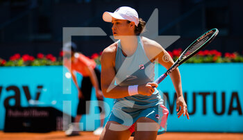 2021-05-06 - Ashleigh Barty of Australia in action against Paula Badosa of Spain during the semi-final of the Mutua Madrid Open 2021, Masters 1000 tennis tournament on May 6, 2021 at La Caja Magica in Madrid, Spain - Photo Oscar J Barroso / Spain DPPI / DPPI - MUTUA MADRID OPEN 2021, MASTERS 1000 TENNIS TOURNAMENT - INTERNATIONALS - TENNIS