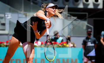 2021-05-06 - Paula Badosa of Spain in action against Ashleigh Barty of Australia during the semi-final of the Mutua Madrid Open 2021, Masters 1000 tennis tournament on May 6, 2021 at La Caja Magica in Madrid, Spain - Photo Oscar J Barroso / Spain DPPI / DPPI - MUTUA MADRID OPEN 2021, MASTERS 1000 TENNIS TOURNAMENT - INTERNATIONALS - TENNIS