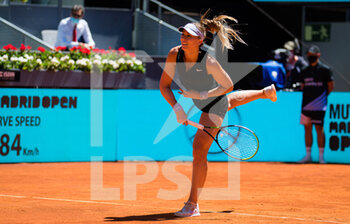 2021-05-06 - Paula Badosa of Spain in action against Ashleigh Barty of Australia during the semi-final of the Mutua Madrid Open 2021, Masters 1000 tennis tournament on May 6, 2021 at La Caja Magica in Madrid, Spain - Photo Oscar J Barroso / Spain DPPI / DPPI - MUTUA MADRID OPEN 2021, MASTERS 1000 TENNIS TOURNAMENT - INTERNATIONALS - TENNIS