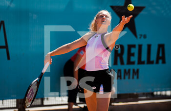 2021-05-06 - Katerina Siniakova of the Czech Republic in action during the doubles semi-final of the Mutua Madrid Open 2021, Masters 1000 tennis tournament on May 6, 2021 at La Caja Magica in Madrid, Spain - Photo Oscar J Barroso / Spain DPPI / DPPI - MUTUA MADRID OPEN 2021, MASTERS 1000 TENNIS TOURNAMENT - INTERNATIONALS - TENNIS