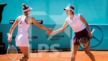 2021-05-06 - Jil Teichmann and Belinda Bencic of Switzerland in action during the doubles semi-final of the Mutua Madrid Open 2021, Masters 1000 tennis tournament on May 6, 2021 at La Caja Magica in Madrid, Spain - Photo Oscar J Barroso / Spain DPPI / DPPI - MUTUA MADRID OPEN 2021, MASTERS 1000 TENNIS TOURNAMENT - INTERNATIONALS - TENNIS