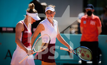2021-05-06 - Jil Teichmann and Belinda Bencic of Switzerland in action during the doubles semi-final of the Mutua Madrid Open 2021, Masters 1000 tennis tournament on May 6, 2021 at La Caja Magica in Madrid, Spain - Photo Oscar J Barroso / Spain DPPI / DPPI - MUTUA MADRID OPEN 2021, MASTERS 1000 TENNIS TOURNAMENT - INTERNATIONALS - TENNIS