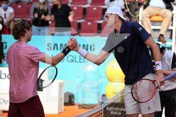 2021-05-06 - Andrey Rublev of Russia and John Isner of USA at the net during the Mutua Madrid Open 2021, Masters 1000 tennis tournament on May 6, 2021 at La Caja Magica in Madrid, Spain - Photo Laurent Lairys / DPPI - MUTUA MADRID OPEN 2021, MASTERS 1000 TENNIS TOURNAMENT - INTERNATIONALS - TENNIS