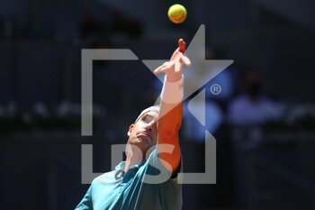 2021-05-07 - John Isner of USA during the Mutua Madrid Open 2021, Masters 1000 tennis tournament on May 7, 2021 at La Caja Magica in Madrid, Spain - Photo Laurent Lairys / DPPI - MUTUA MADRID OPEN 2021, MASTERS 1000 TENNIS TOURNAMENT - INTERNATIONALS - TENNIS