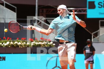 2021-05-07 - John Isner of USA during the Mutua Madrid Open 2021, Masters 1000 tennis tournament on May 7, 2021 at La Caja Magica in Madrid, Spain - Photo Laurent Lairys / DPPI - MUTUA MADRID OPEN 2021, MASTERS 1000 TENNIS TOURNAMENT - INTERNATIONALS - TENNIS